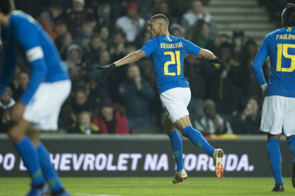 Richarlison comemora gol sobre Camar\u00f5es