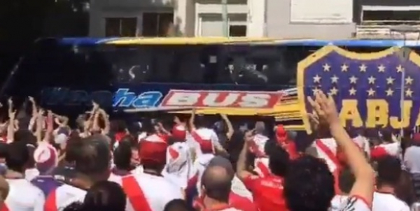 \u00d4nibus do Boca Juniors \u00e9 atacado por torcedores do River Plate