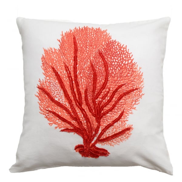 Na Villa Batel Decor as op\u00e7\u00f5es em Living Coral j\u00e1 est\u00e3o \u00e0 disposi\u00e7\u00e3o. Na foto, a almofada linha Coral da Ishela.