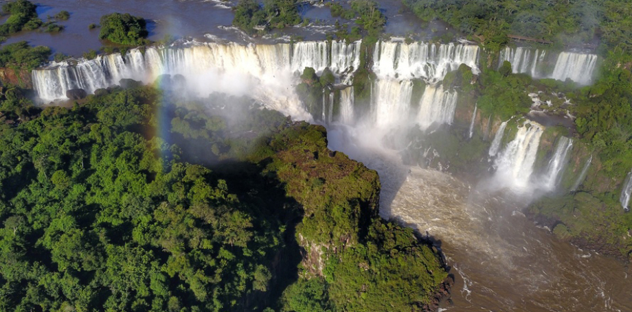Cataratas do Iguaçu estão fechadas desde 18 de março e praias são opção para o próximo verão: viagem pela web