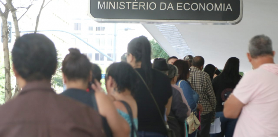 Fila em frente à Receita Federal, em Curitiba