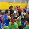 Valeskinha recebe o carinho das alunas de vôlei do Complexo Esportivo Riacho Doce