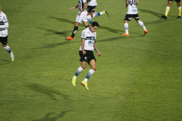 Giovanni Augusto comemora gol contra o Santos