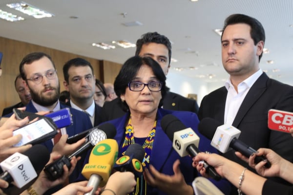 Damares: "Quem riu de mim leva seus filhos para ver papai noel no shopping e papai noel não existe"