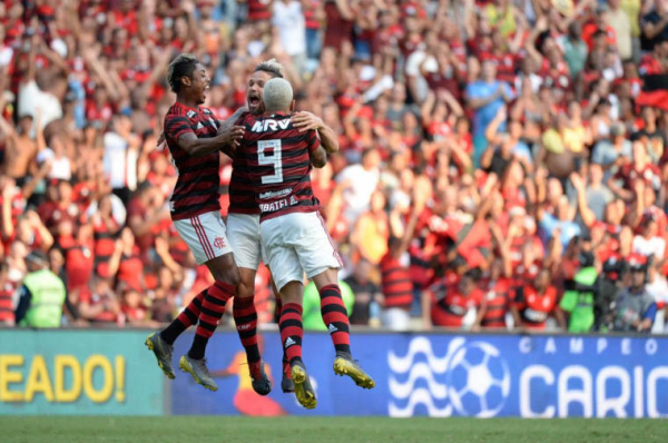 Jogadores do Flamengo comemoram gol em cima do Fluminense