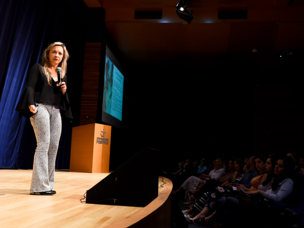 Luciene Tognetta durante palestra para professores do Colégio Positivo.