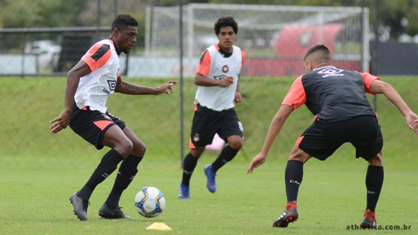 Abner, em treino no CT do Caju