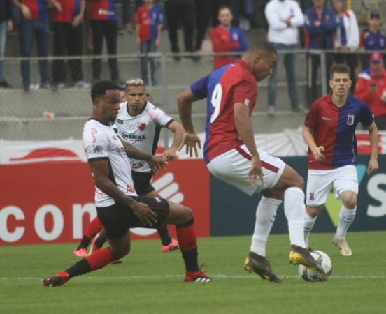 Jenison enfrenta o Oeste, na Vila Capanema