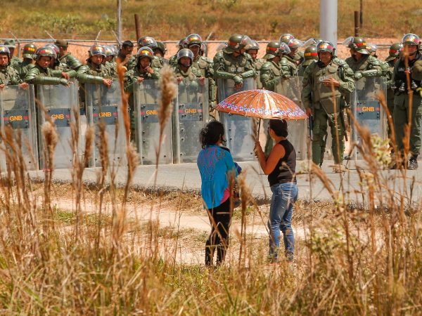 Venezuelanos chegam ao município brasileiro de Pacaraima, em Roraima, após atravessar a fronteira e forma clandestina