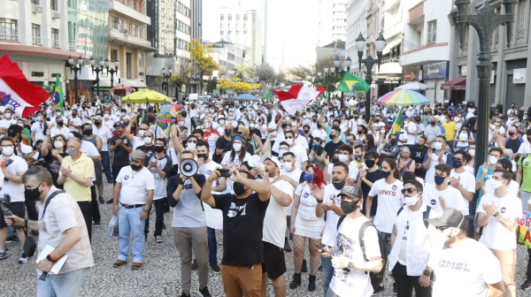Manifestantes na Boca Maldita, no Centro de Curitiba: Nem Lula, nem Bolsonaro