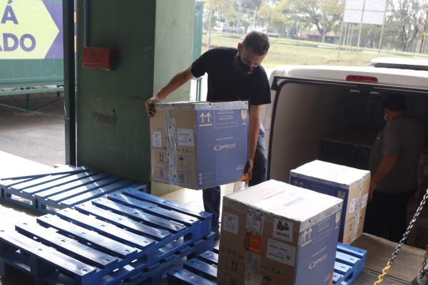 Novo lote com mais de 303 mil doses da Pfizer chegou ao Paraná, ontem