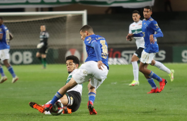 Rafinha luta contra o Cruzeiro
