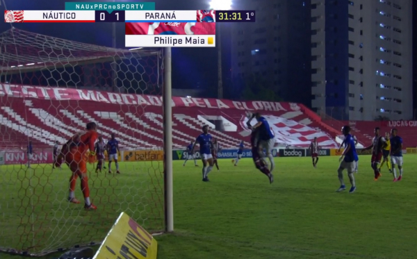 Philipe Maia divide com Kieza no lance do primeiro pênalti