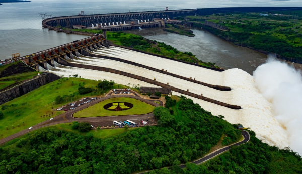 Vertedouros de Itaipu abertos: atrativo fica fechado para turistas