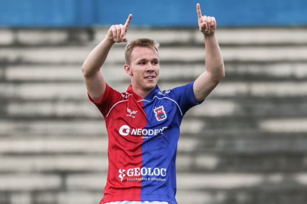 Léo Pettenon comemora gol do Paraná sobre o Oeste