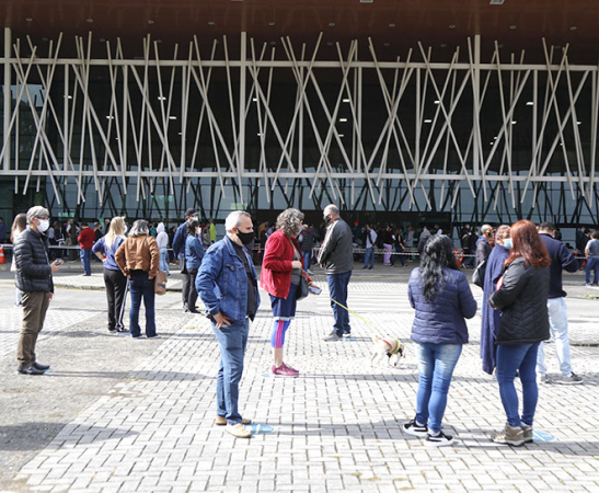 Fila ontem no Parque Barigui