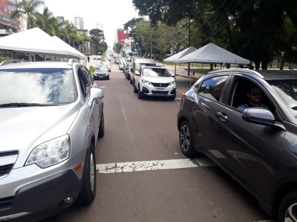 Carreata em frente partindo da praça Afonso Botelho, no bairro Água Verde