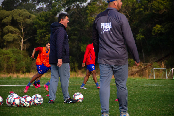 Jorge Ferreira comanda treino do Paraná Clube