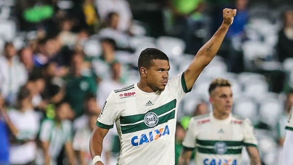 Yan Sasse comemora gol pelo Coritiba: revelado na base