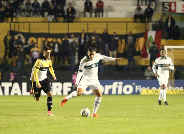 Thiago Lopes enfrenta o Criciúma: autor do gol do Coritiba