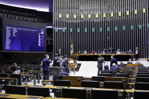 Câmara: pela proposta, os dois turnos eleitorais, inicialmente previstos para os dias 4 e 25 de outubro, serão realizados nos dias 15 e 29 de novembro