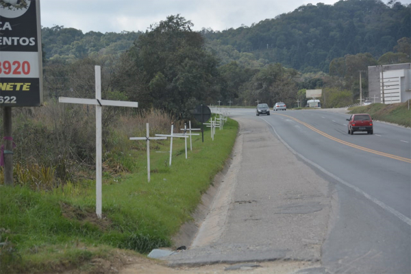 Às margens de rodovia foram fixadas 250 cruzes