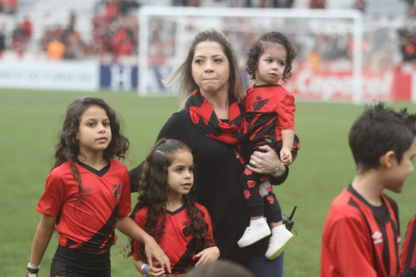 Torcida em campo na Arena da Baixada
