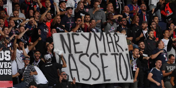 Torcida do PSG com uma faixa contra Neymar