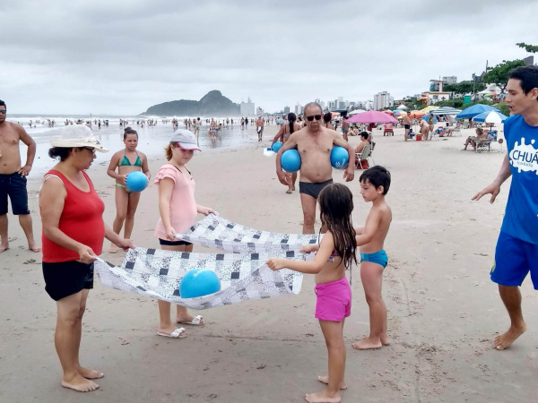 Empresa contratou equipes de recreacionistas que trabalham todos os dias em doze pontos na orla dos três municípios litorâneos durante essa temporada da Operação Verão