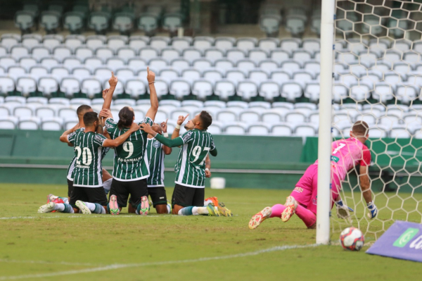 Jogadores do Coritiba comemoram gol: bom começo no Paranaense