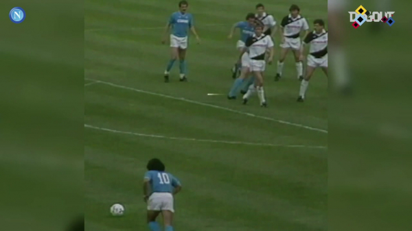 Maradona em ação pelo Napoli