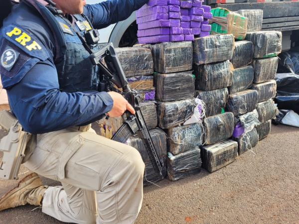 Ontem, a PRF apreendeu quase uma tonelada de maconha no PR