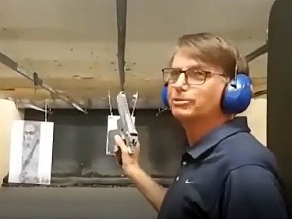 Bolsonaro com a pistola na mão