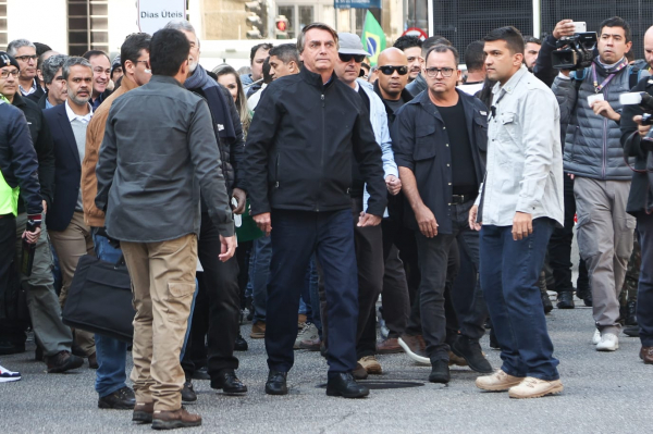 Bolsonaro saindo do Teatro Guaíra para a Marcha de Jesus