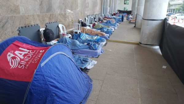 Professores e funcionários em greve de fome