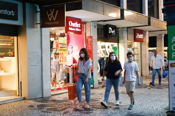 Rua XV, na noite de ontem: movimento ainda fraco