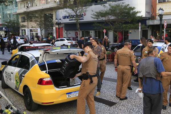 Cinco viaturas e nove policiais foram cuidar da ocorrência de pertubação de sossego, ontem