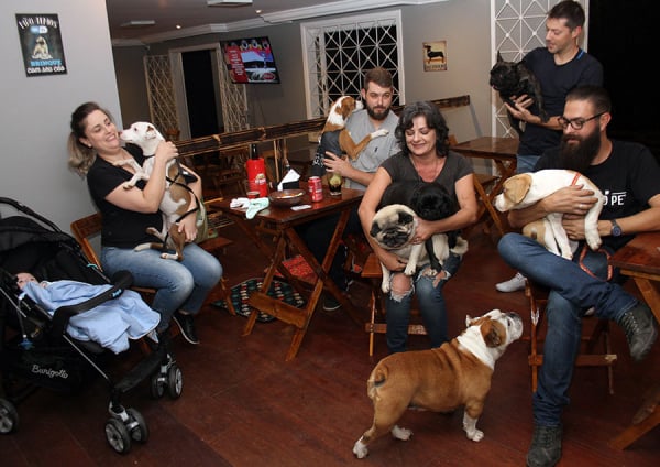 Inaugurado ontem, Boteco Pet recebeu famílias com seus animais de estimação