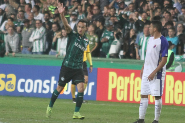 Juan Alano: novidade na escalação, jogador fez o segundo gol da partida e foi o mehor do Coxa, mas não foi o suficiente pro time conseguir a vitória