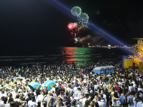 Virada do ano em Guaratuba: fogos, recorde de veranistas e lixo