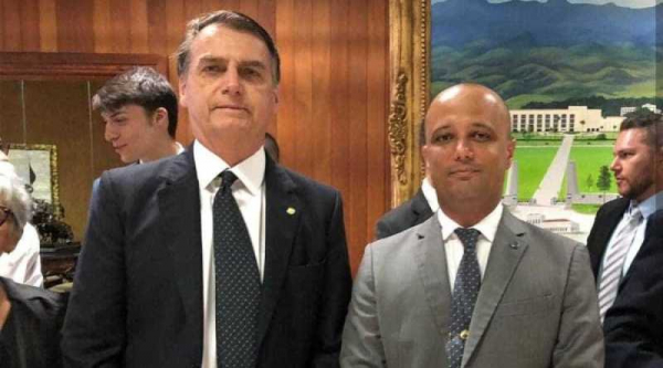 Bolsonaro e Vitor Hugo (PSL/GO): após encontro, deputado indicou que Bolsonaro não negociará, acirrando a tensão entre poderes.