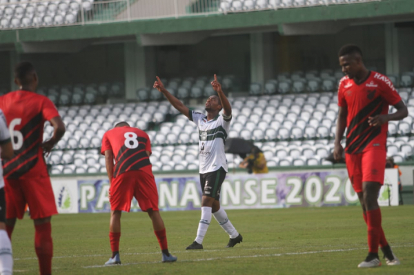 Matheus Sales comemora gol sobre o Athletico