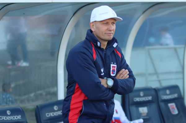 O técnico do Paraná, Omar Feitosa