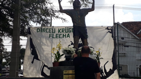 Torcedores visitam a estátua de Dirceu Krüger