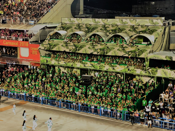 Localizado no Coração da Sapucaí, o Folia Tropical é o melhor lugar para assistir aos desfiles das escolas de samba do Rio de Janeiro
