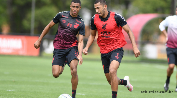 Erick e Fabinho disputam lance em treinamento