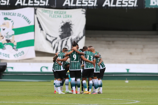 Jogadores no gramado: contra o CRB, eles vão direto de casa para o estádio