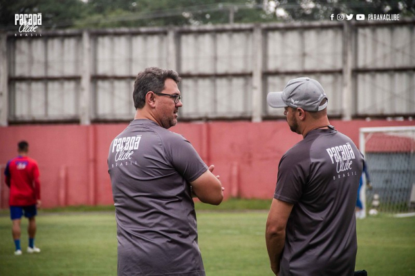 O técnico Jorge Ferreira (à esquerda)