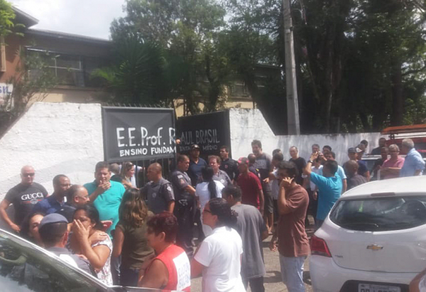 Pais se aglomeram em frente ao portão da Escola Estadual Raul Brasil de Suzano, na Grande São Paulo, após tiroteio ocorrido