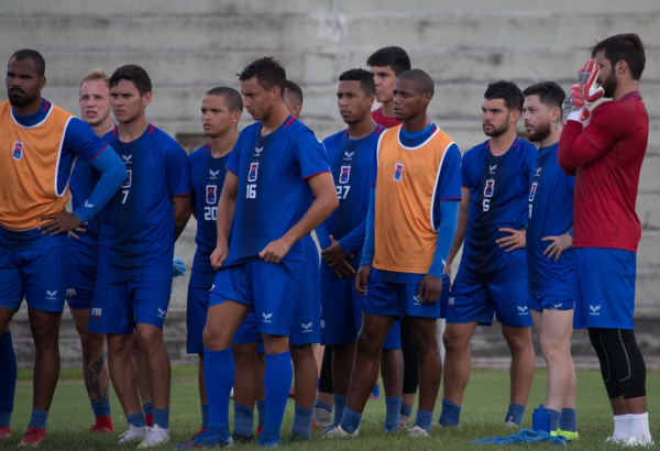 Jogadores do Paraná Clube durante o treinamento: luta por vaga no Paranaense
